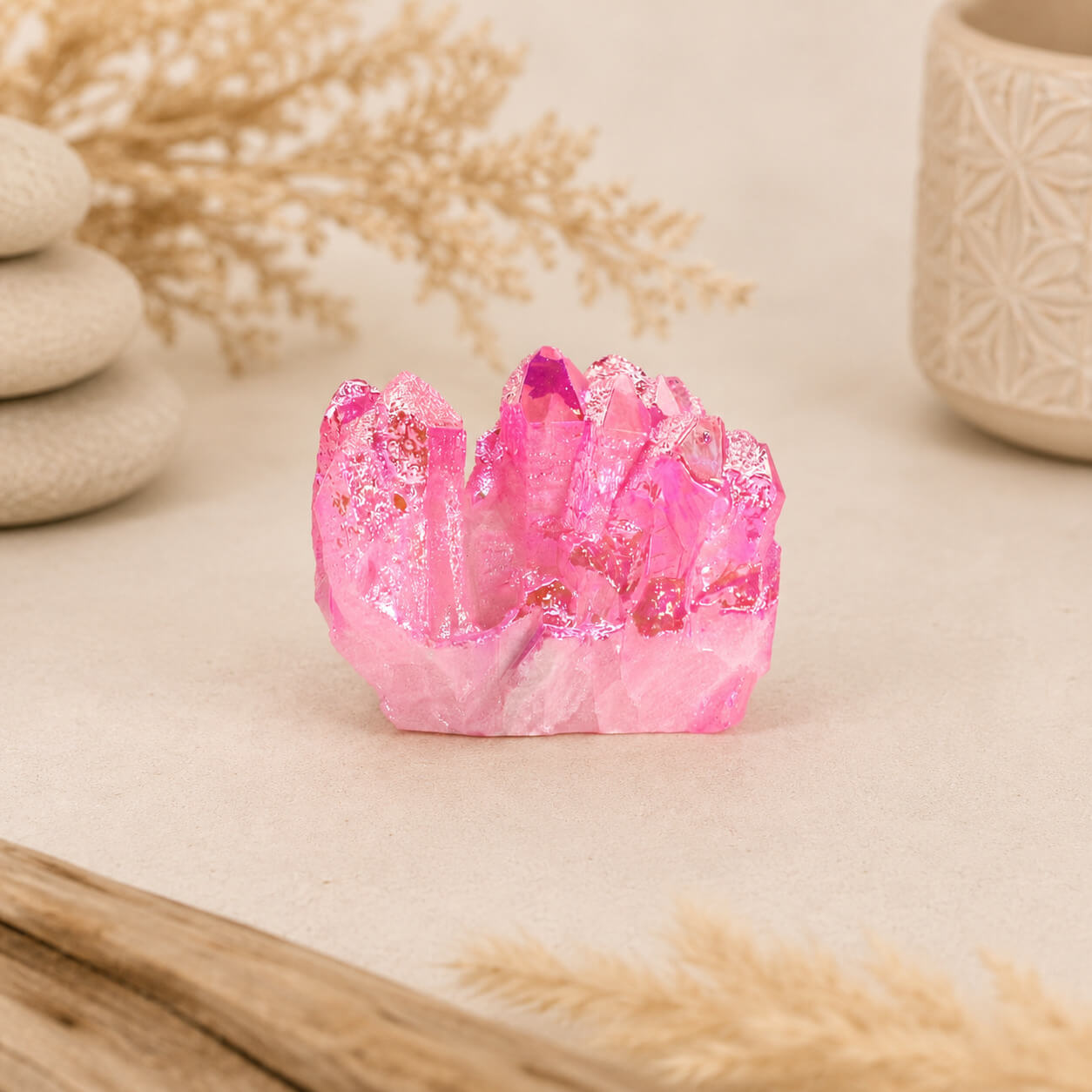 Quartz Aura Rose Halo aux reflets roses irisés posé sur table
