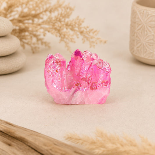 Quartz Aura Rose Halo aux reflets roses irisés posé sur table