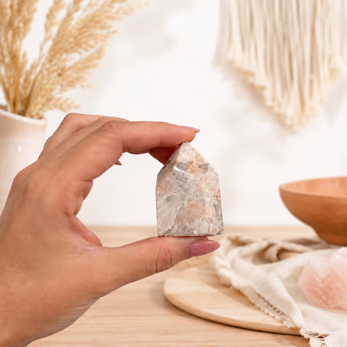 Quartz hématoïde tenu en main pour donner l'échelle de taille