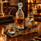 Service à whisky en verre soufflé sur socle en bois, avec carafe et deux verres remplis de whisky