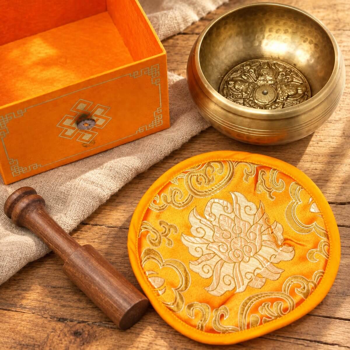 Set bol tibétain aux cinq Bouddhas avec son coussin en brocart orange, son bâton en bois foncé et sa boîte au nœud éternel
