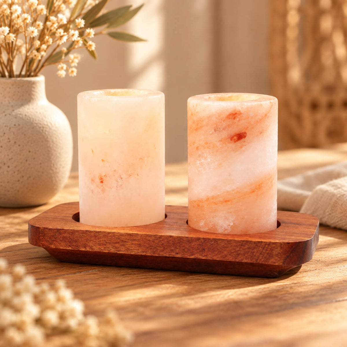 Deux verres à shot en sel de l'Himalaya posés sur leur support en bois