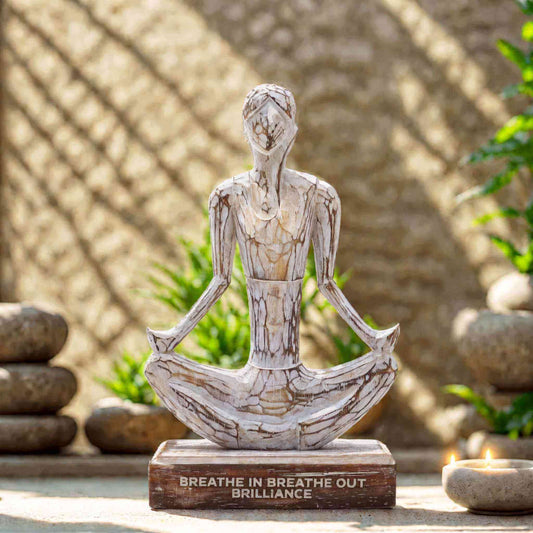 Statue yoga Sukhasana en bois d’Albasia 25 cm – figurine méditation artisanale Indonésie avec mantra "Respirer et Briller" 