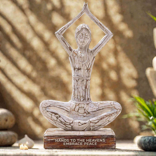 Statue yoga femme en bois posture Urdhva Hastasana mains au ciel, sculpture artisanale indonésienne décoration zen et méditation.