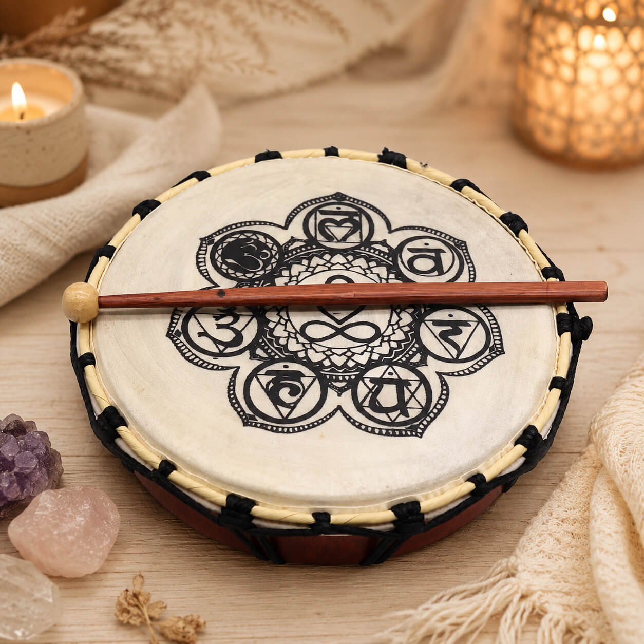 Tambour chamanique 7 chakras vu de dessus avec sa baguette en bois.