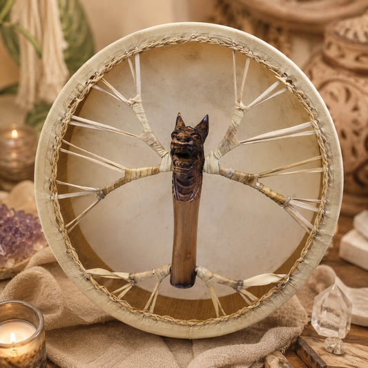 Dos du tambour chamanique avec poignée sculptée en tête de dragon et bague d'accordage.