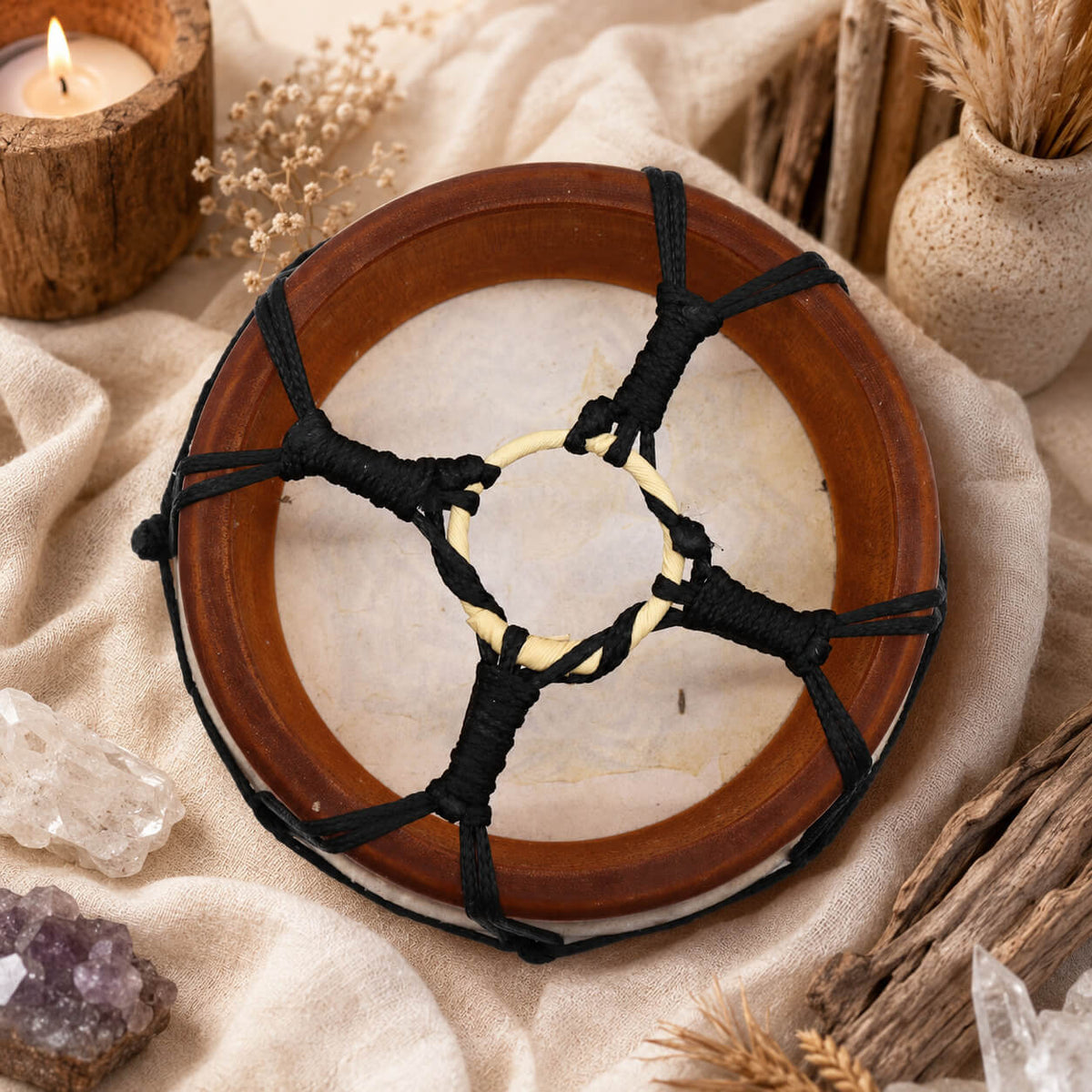 Dos du tambour chamanique mandala avec tressage en corde noire et écrue en forme d'étoile.