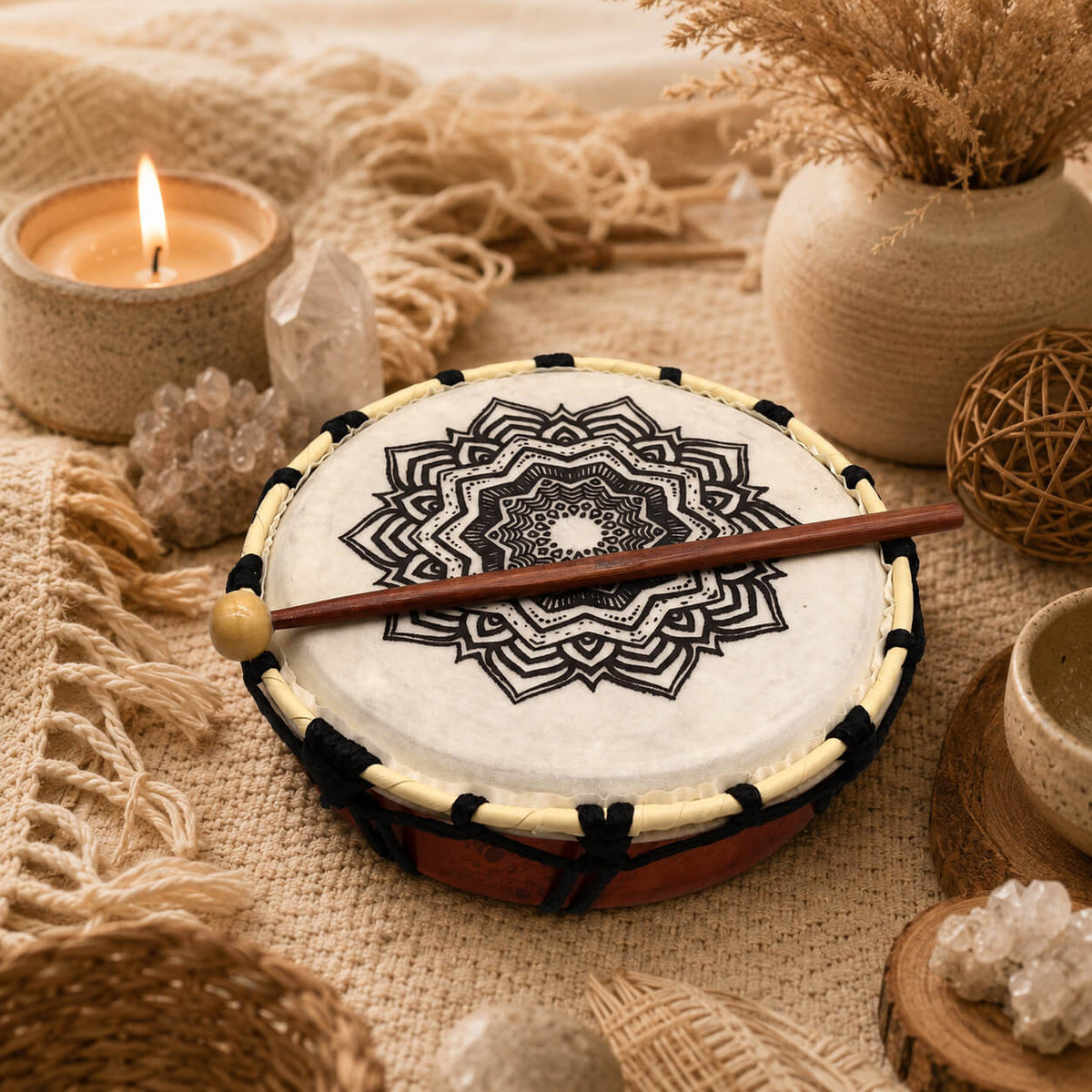 Tambour chamanique mandala vu de dessus avec sa baguette en bois.