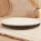 Tambour chamanique océanique 45 cm de profil, tressage rouge, noir et écru bien visible.