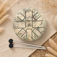 Tongue drum au design carte du monde vintage 14cm vue de dessus avec ses mailloches.