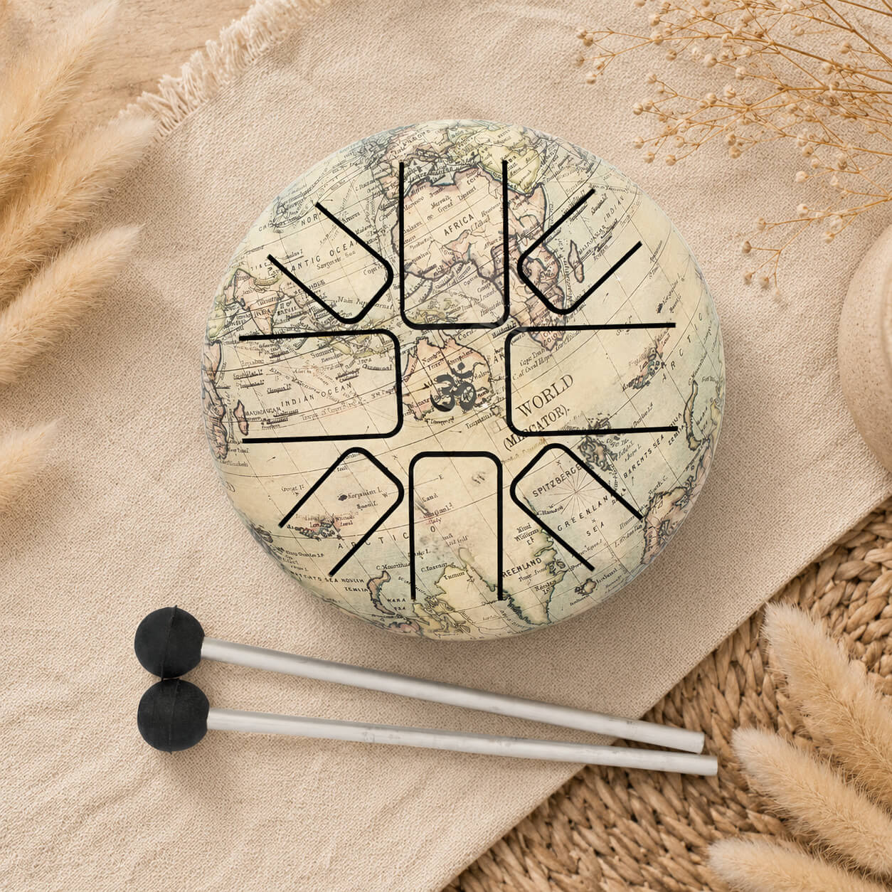 Tongue drum au design carte du monde vintage 14cm vue de dessus avec ses mailloches.