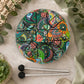Tongue drum au motif mandala floral coloré 14cm vue de dessus avec ses mailloches.