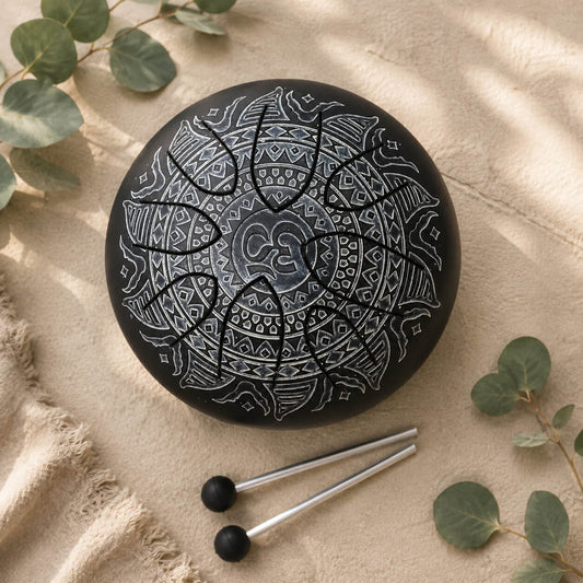 Tongue drum 16cm noir mat gravé d'un mandala tribal argenté avec symbole Om et deux mailloches métalliques