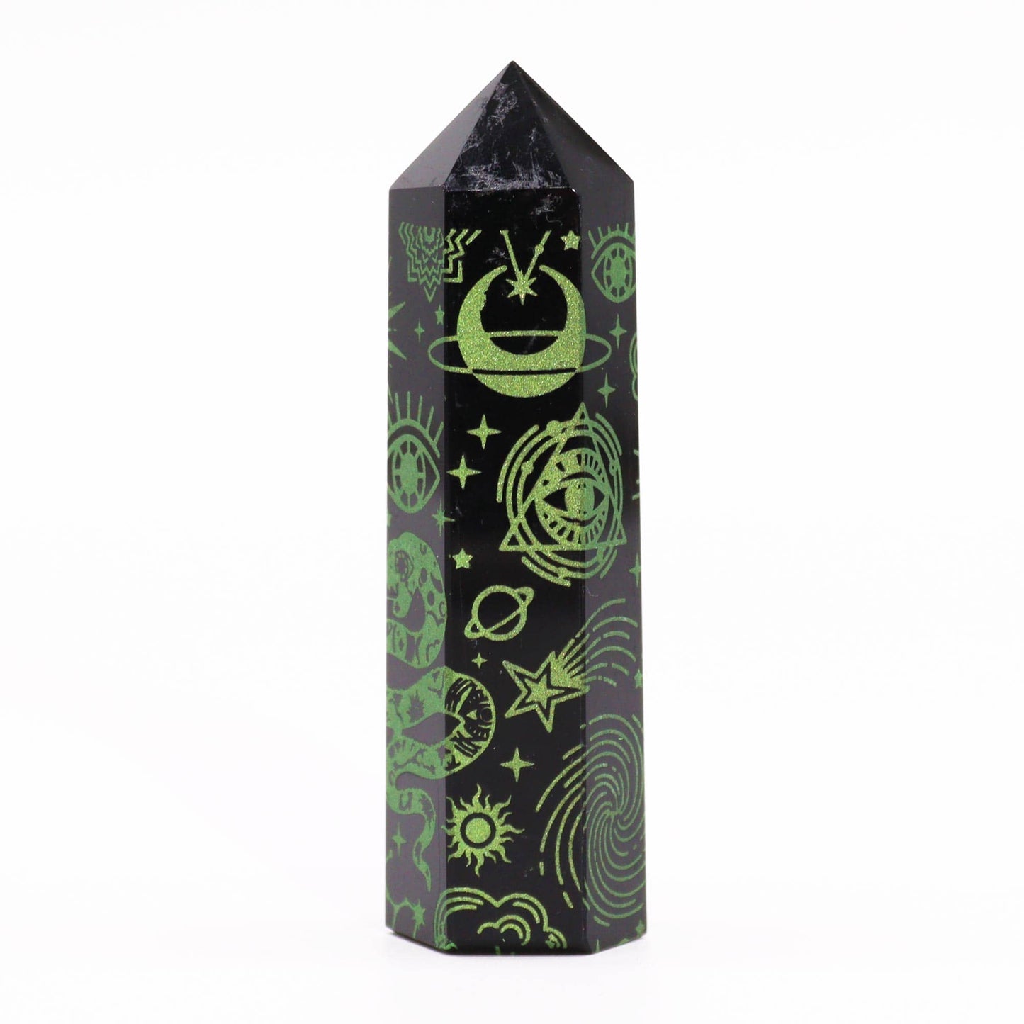 Tour d'obsidienne verte avec un triangle et un œil gravés sur sa surface, symbolisant la clairvoyance et la protection spirituelle. Le vert profond de la pierre et sa finition polie mettent en valeur ce symbole mystique.