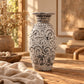 Vase en terre cuite crème à spirales en relief et patine noire, col évasé, sur une table en bois