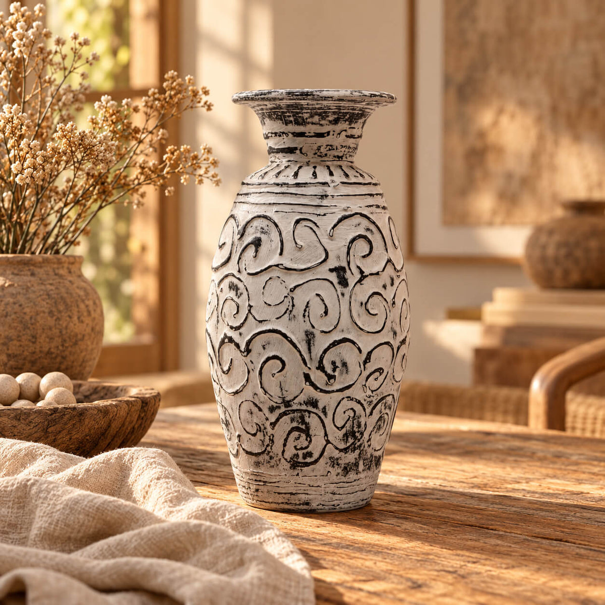 Vase en terre cuite crème à spirales en relief et patine noire, col évasé, sur une table en bois